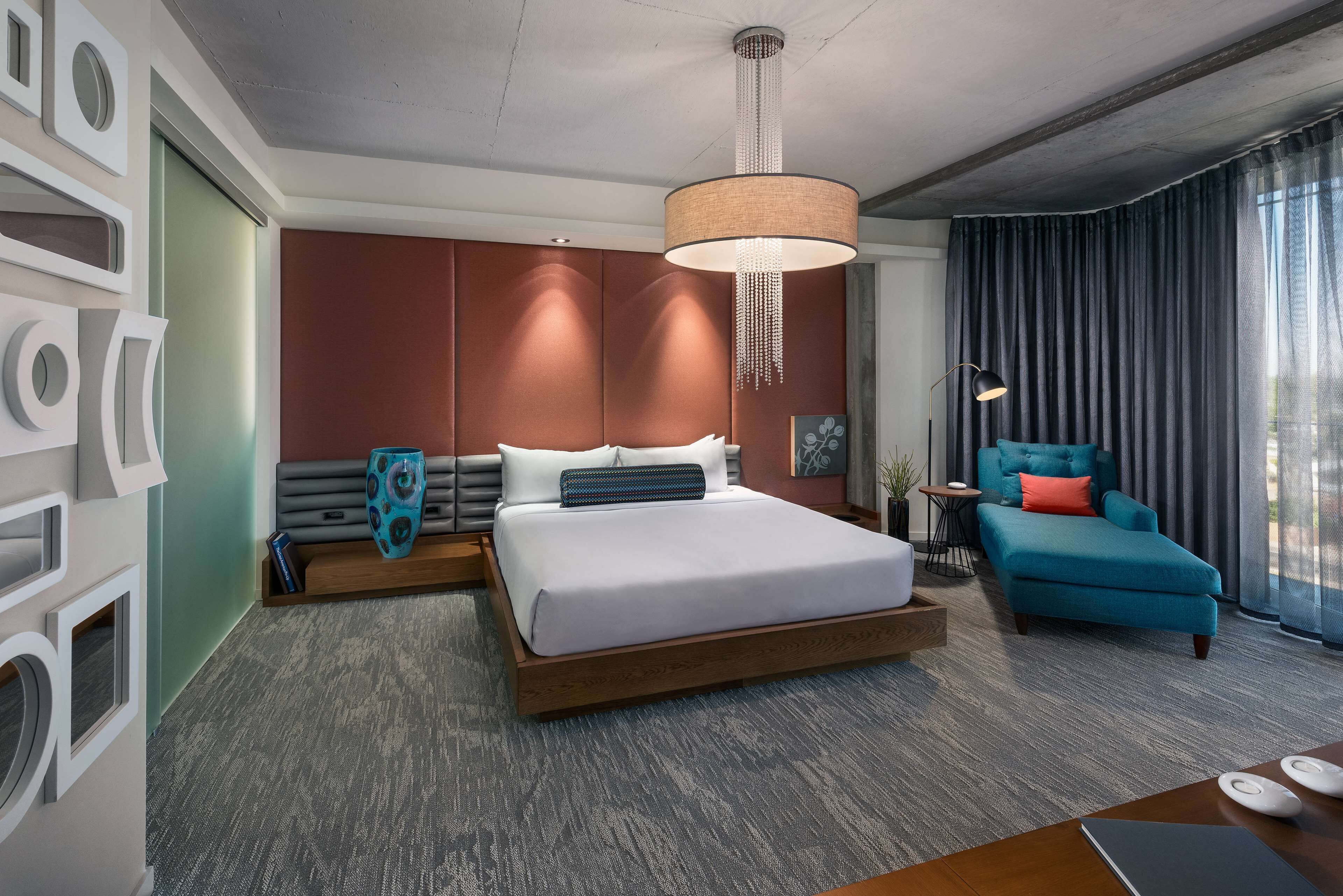 Svit Signature - 1 kingsize-säng - torn | 1 sovrum, sängtillbehör av högsta kvalitet, bäddmadrasser och minibar