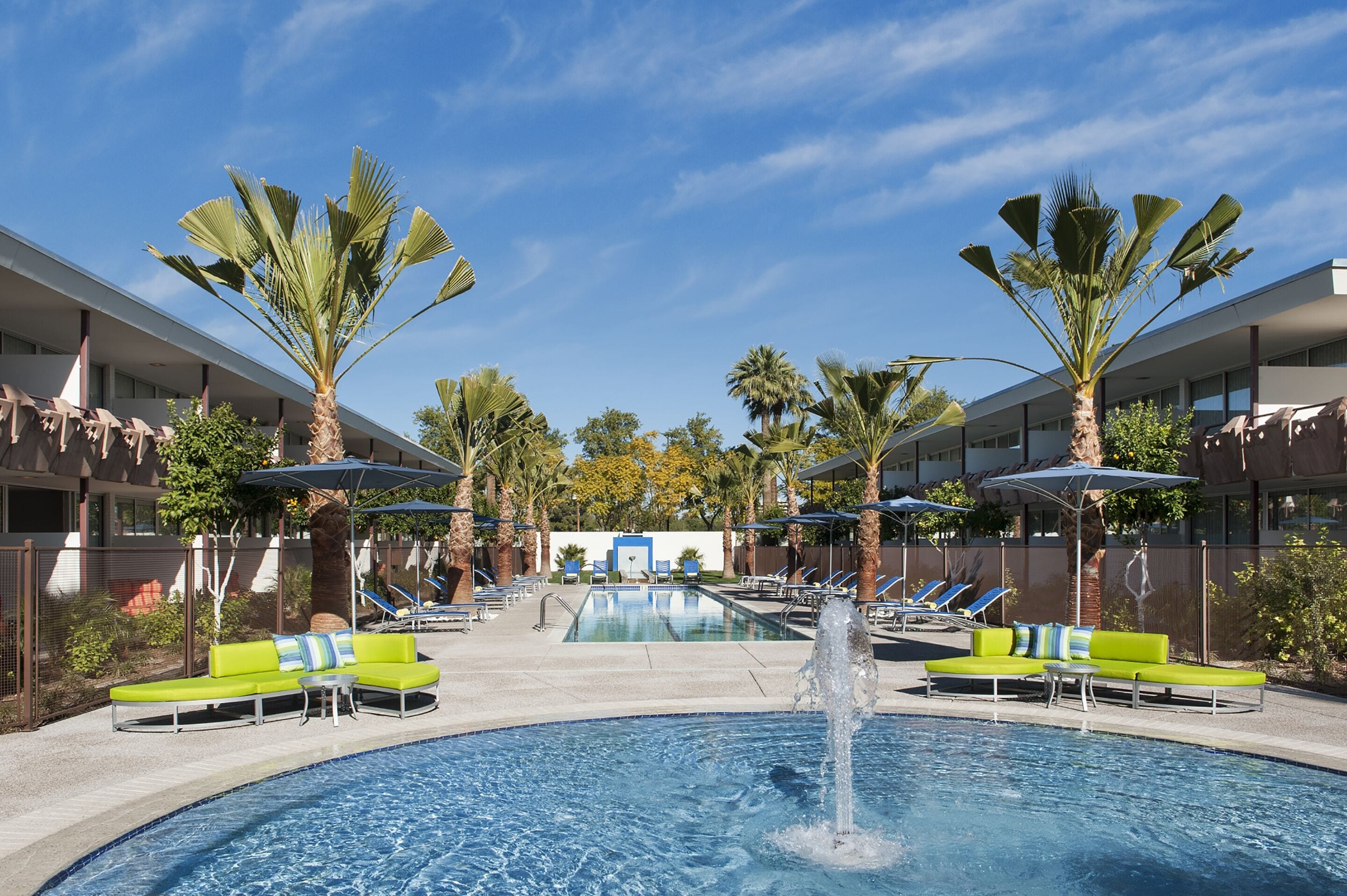 2 つの屋外プール、カバナ (有料)、プール パラソル