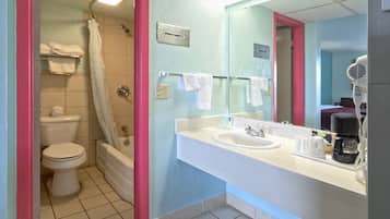 Combined shower/tub, free toiletries, hair dryer, towels