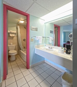 Combined shower/tub, free toiletries, hair dryer, towels - Capital O Route 66 Country Inn Vega Tx (Vega)
