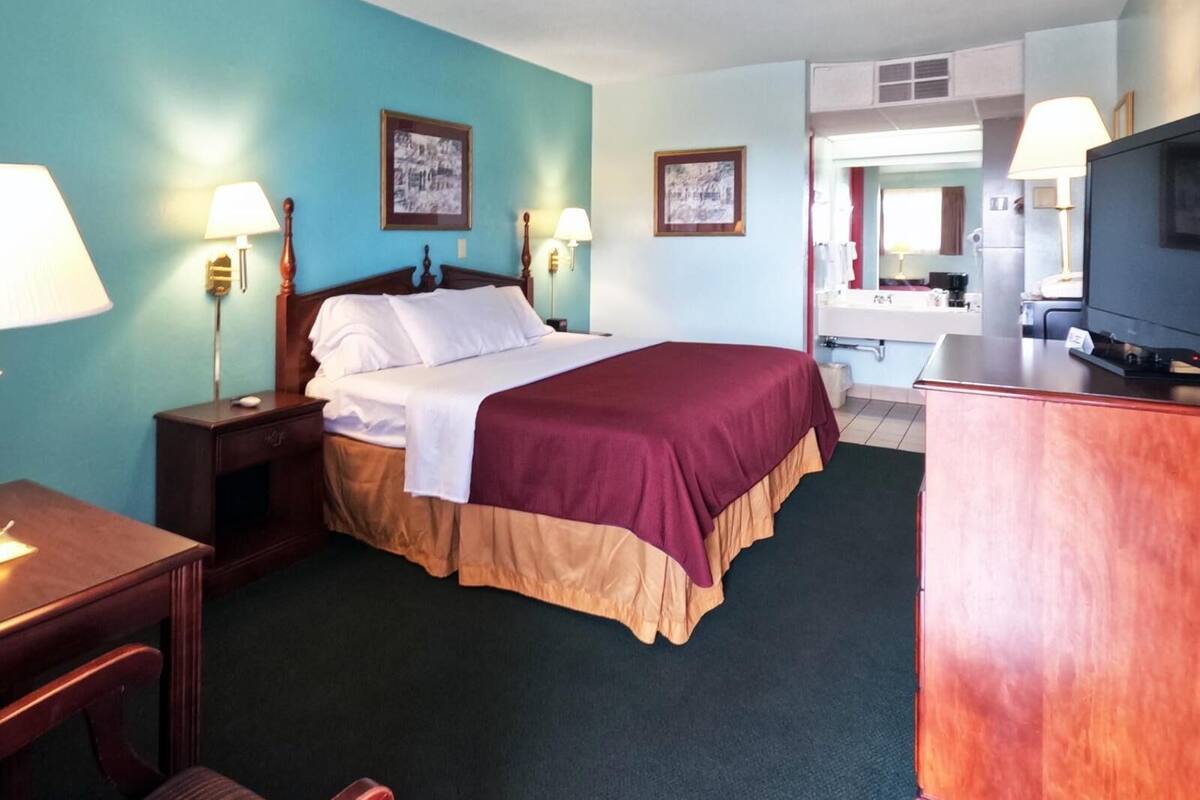 King Bed Non Smoking | Desk, iron/ironing board, WiFi (free), alarm clocks