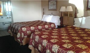 Desk, iron/ironing board, free WiFi, bed sheets - Route 66 Desert Rose Country Inn (Vega)