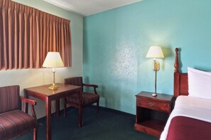 Chambre, 2 lits doubles, non-fumeur | Bureau, fer et planche à repasser, accès au Wi-Fi (inclus)