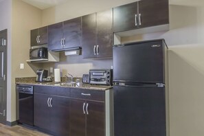 Escritorio, espacio para trabajar con laptop y cortinas blackout 