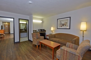 Suite, 1 King-Bett und Schlafsofa, Nichtraucher, Erdgeschoss (Pet Friendly) | Wohnbereich