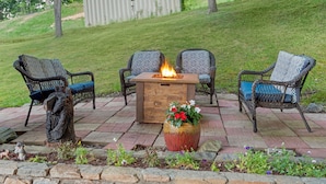 A patio with a fire pit, wicker chairs, and a decorative planter. - Best Western Smoky Mountain Inn (Waynesville)