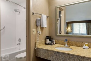Bañera, artículos de higiene personal gratuitos y secador de pelo
