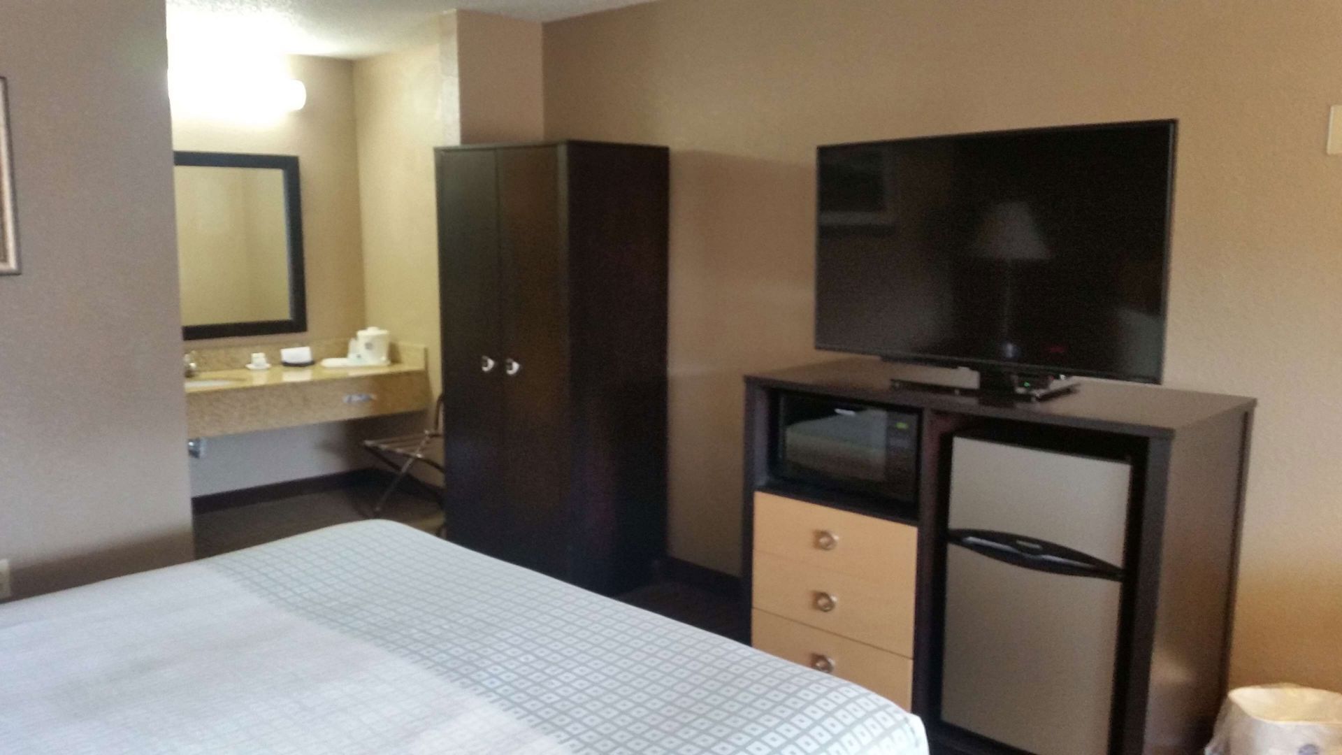 Caja de seguridad en la habitación y escritorio 