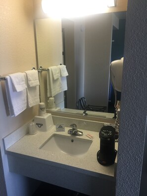 Ensemble douche/baignoire, articles de toilette gratuits, sèche-cheveux