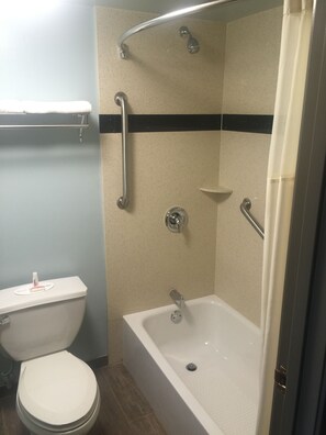 Combined shower/bathtub, free toiletries, hair dryer, towels - La Quinta Inn & Suites by Wyndham Oakland Airport Coliseum (Oakland)