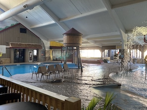 3 piscines couvertes, piscine extérieure, parasols de plage