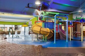 3 sisäuima-allasta ja ulkouima-allas avoinna 9.00–21.00, aurinkovarjoja