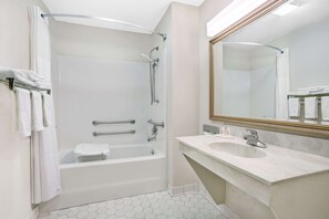 Free toiletries, hair dryer, towels - Days Inn by Wyndham Macon I-475 (Macon)