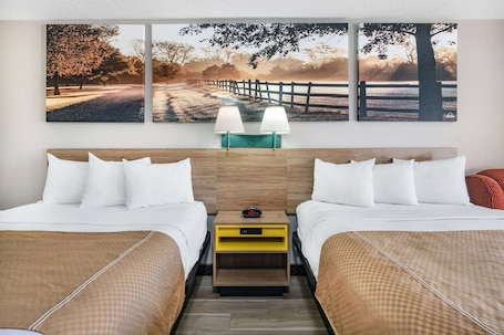 Blackout drapes, iron/ironing board, free cribs/infant beds, free WiFi. Days Inn by Wyndham Macon I-475