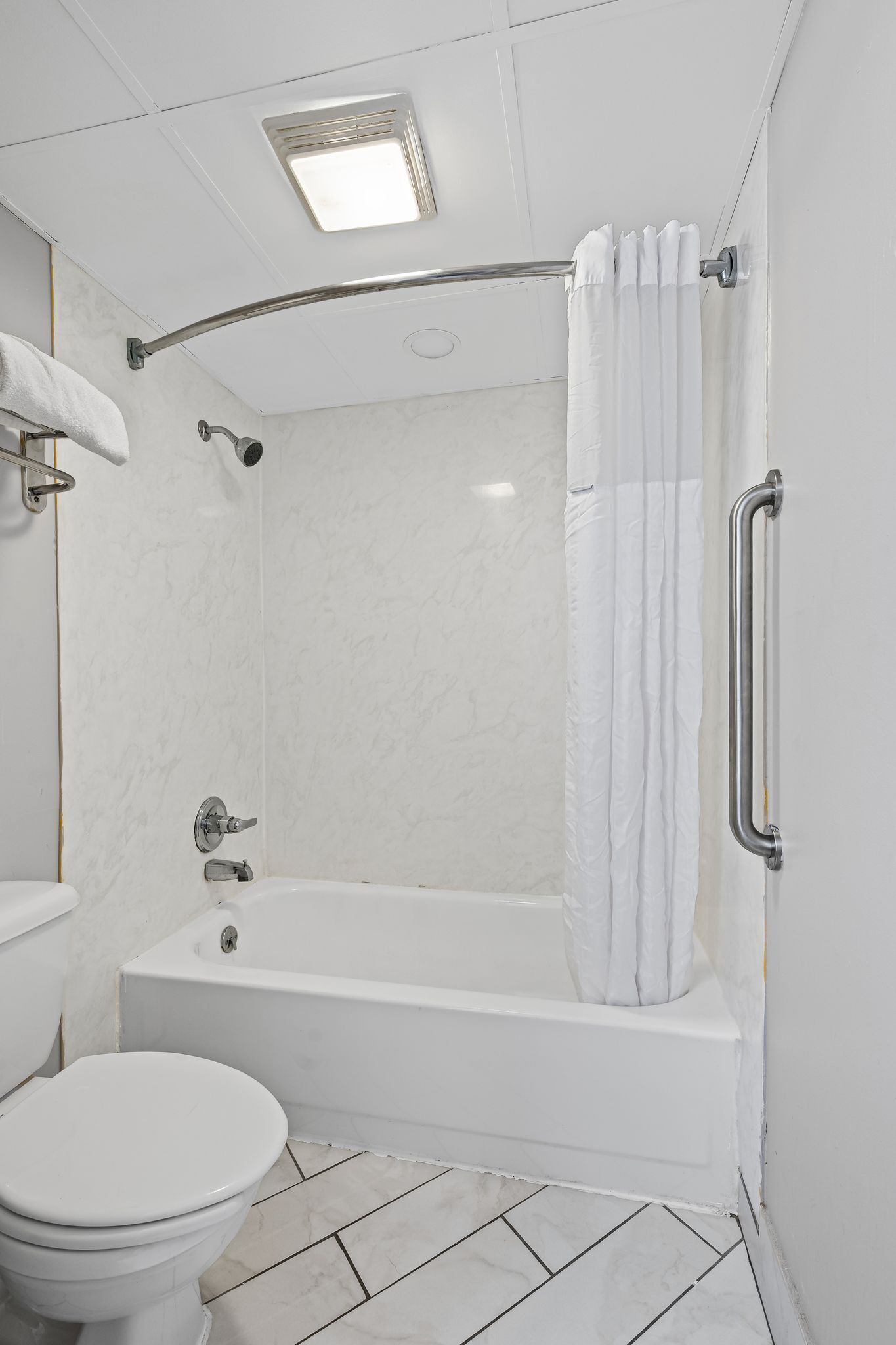 Ensemble baignoire-douche, articles de toilette (gratuits)