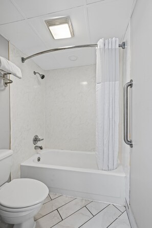 Tina con regadera, amenidades de baño gratuitas, secadora de cabello