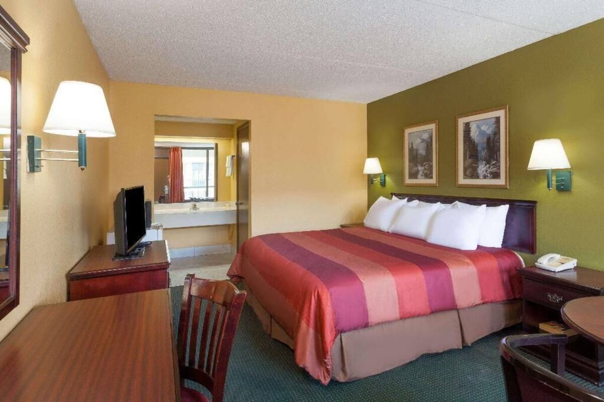 Premium bedding, desk, iron/ironing board, free WiFi