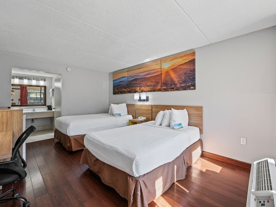 Premium bedding, desk, iron/ironing board, free WiFi