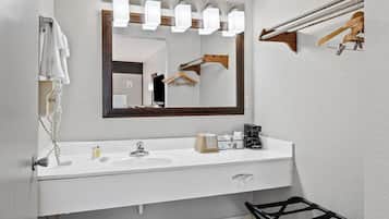 Bañera con ducha, artículos de tocador gratuitos, secador de pelo