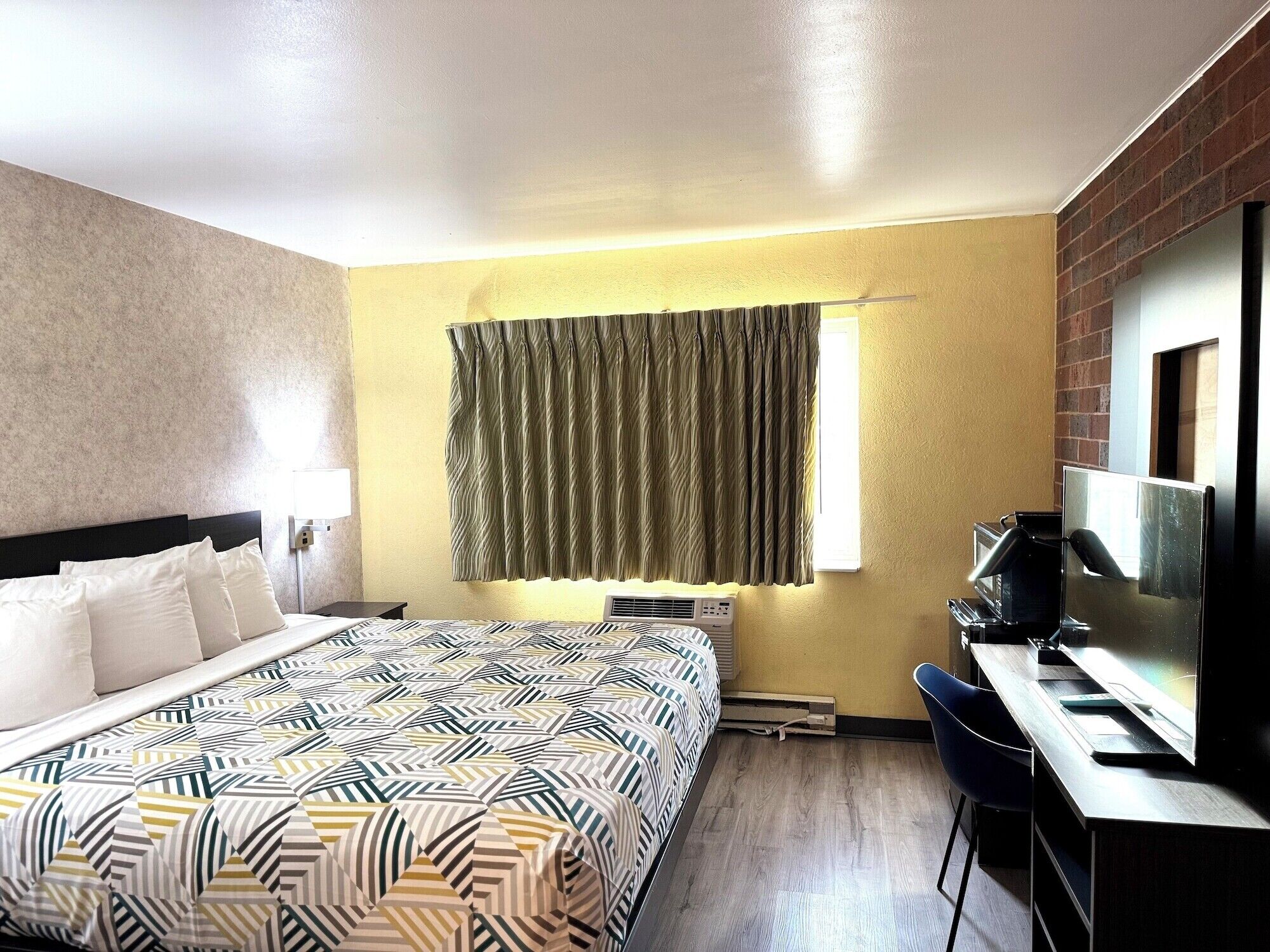 Desk, free WiFi, bed sheets