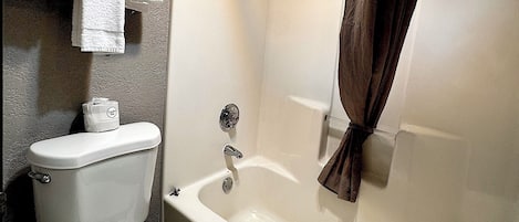 Combined shower/bathtub, towels
