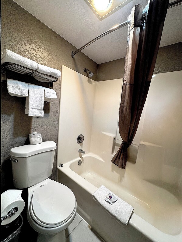 Ducha y bañera combinadas y toallas