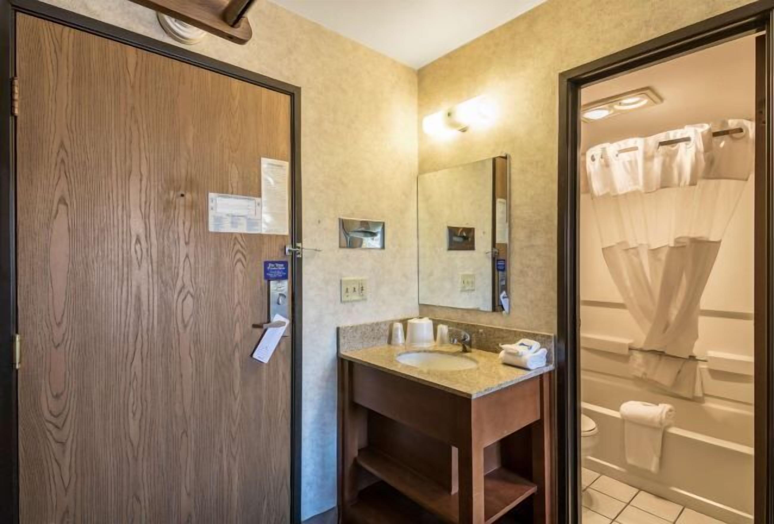 Combined shower/bathtub, towels