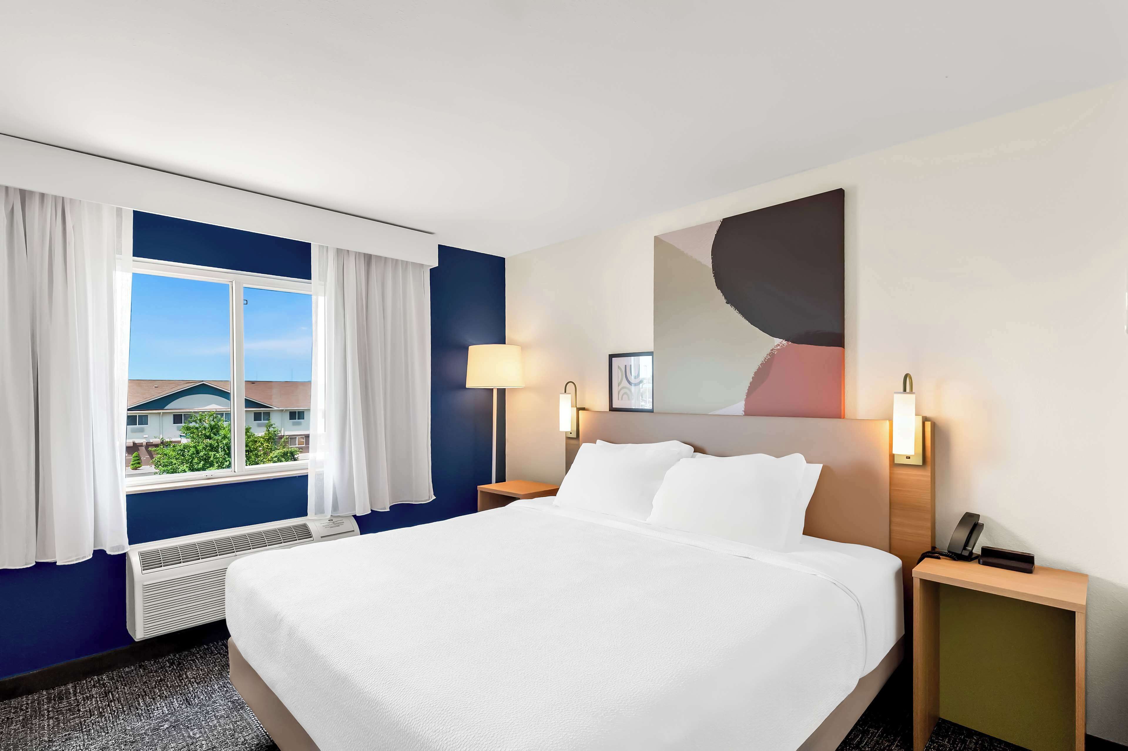 Kamer, 1 kingsize bed, toegankelijk voor mindervaliden, bad (Mobility) | Een bureau, een strijkplank/strijkijzer, gratis wifi, beddengoed