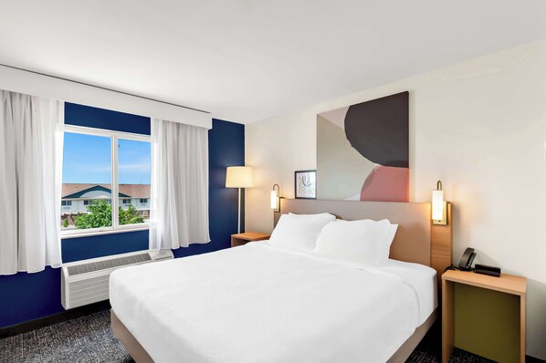 غرفة - سرير ملكي - تجهيزات لذوي الاحتياجات الخاصة - بحوض استحمام (Mobility) | مكتب ومكواة/لوح كي وواي فاي مجانًا وملاءات أسرّة