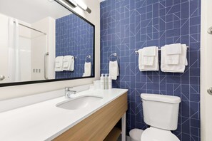 Gratis toiletartikelen, een haardroger, handdoeken