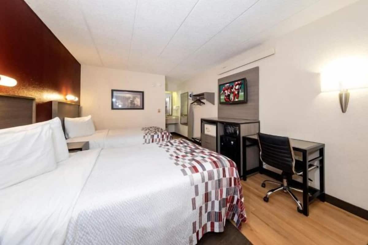 Escritorio, cortinas blackout y cunas gratuitas