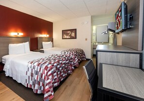 Desk, blackout drapes, free cribs/infant beds, rollaway beds - Red Roof Inn Edison (Edison)