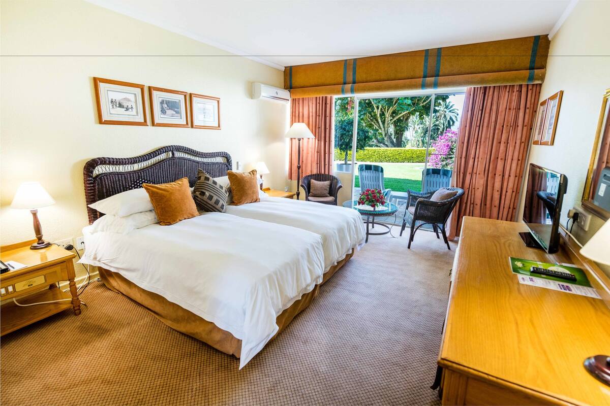 Standard Twin Room | In-room safe, desk, WiFi (free)