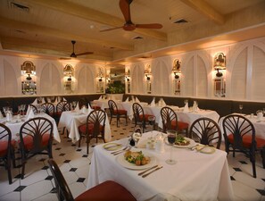 2 restaurants; breakfast, lunch, and dinner served - Royal Swazi Spa (Lobamba)