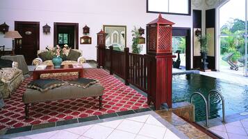 2 bars/lounges, poolside bar