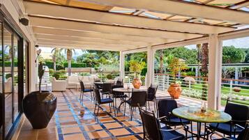 2 restaurantes; se sirven desayunos