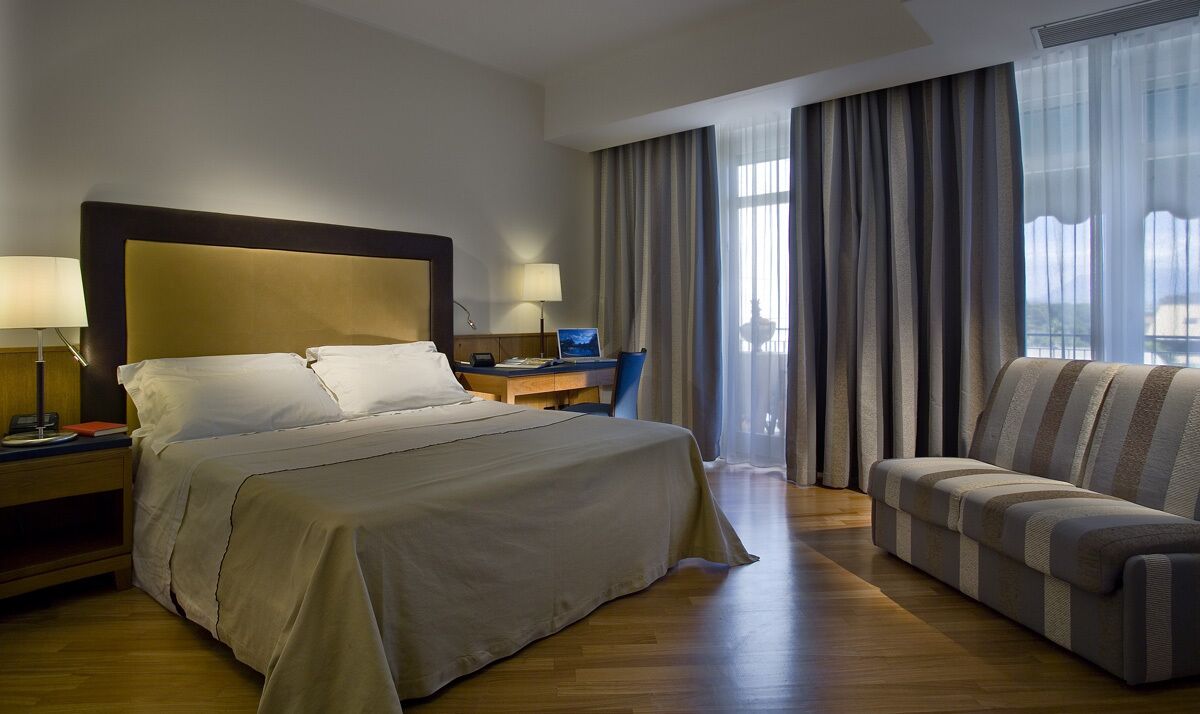 Deluxe tweepersoonskamer, balkon, uitzicht op tuin | Een minibar, een kluis op de kamer, gratis wifi, beddengoed