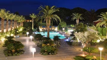 Outdoor pool, sun loungers