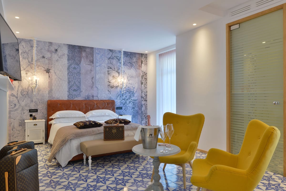 Minibar, coffres-forts dans les chambres, Wi-Fi gratuit, draps fournis