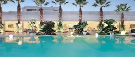 Outdoor pool, pool loungers