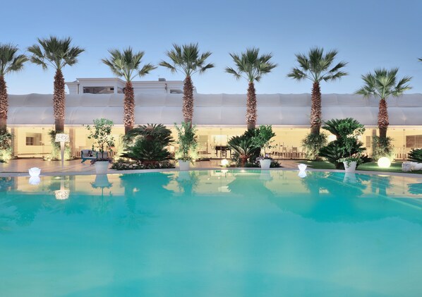 Outdoor pool, sun loungers