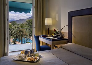 Minibar, coffre-fort, accès au Wi-Fi (inclus), literie fournie