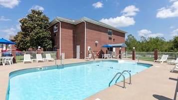 Una piscina al aire libre de temporada