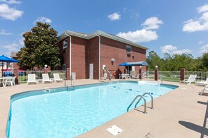 Piscine extérieure (ouverte en saison)