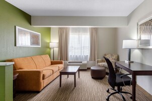 Escrivaninha, cortinas blackout, ferros/tábuas de passar roupa