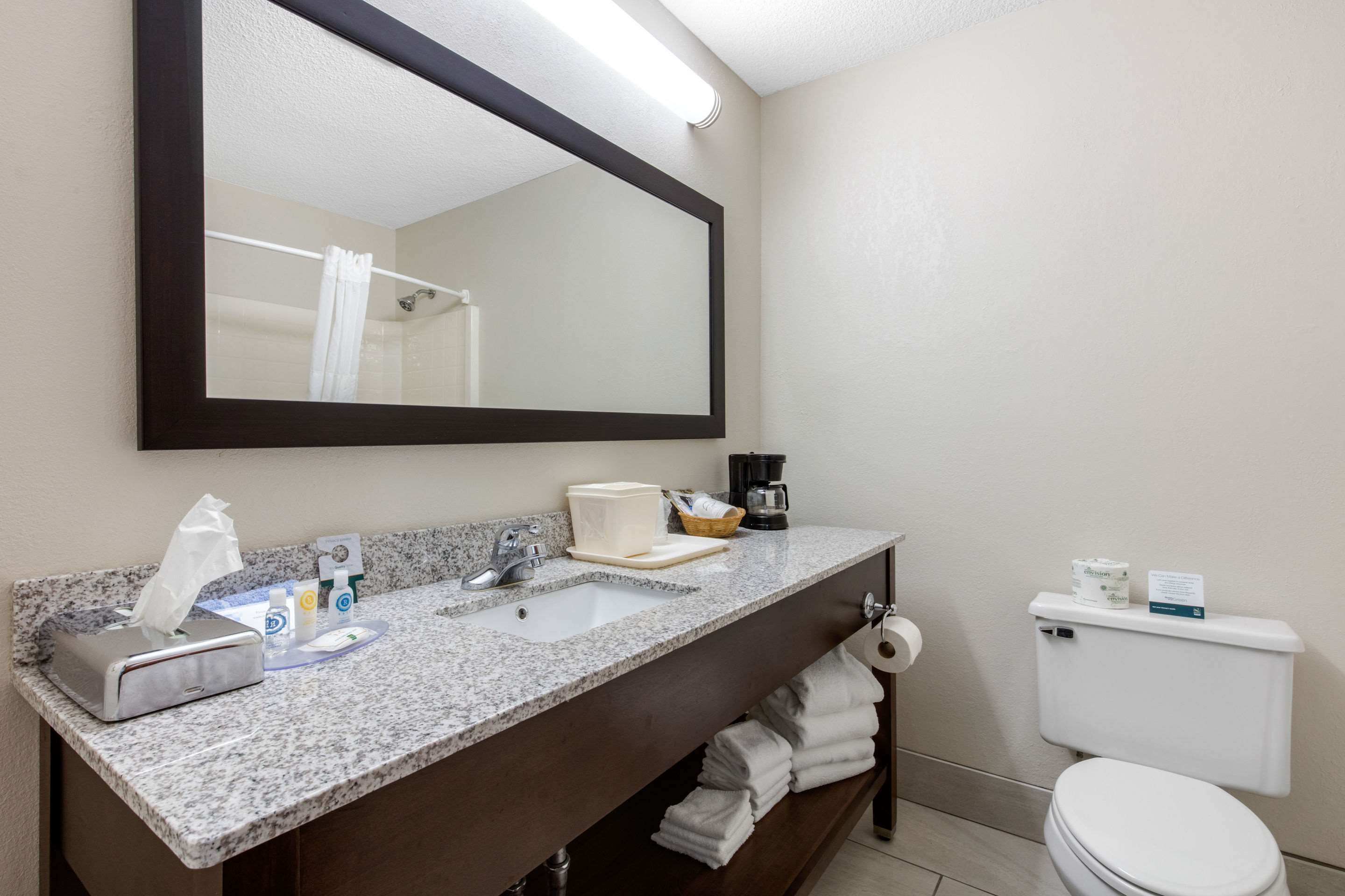 standard room, 2 queen beds, non smoking | bathroom | combined shower/bathtub, free toiletries, hair dryer, towels