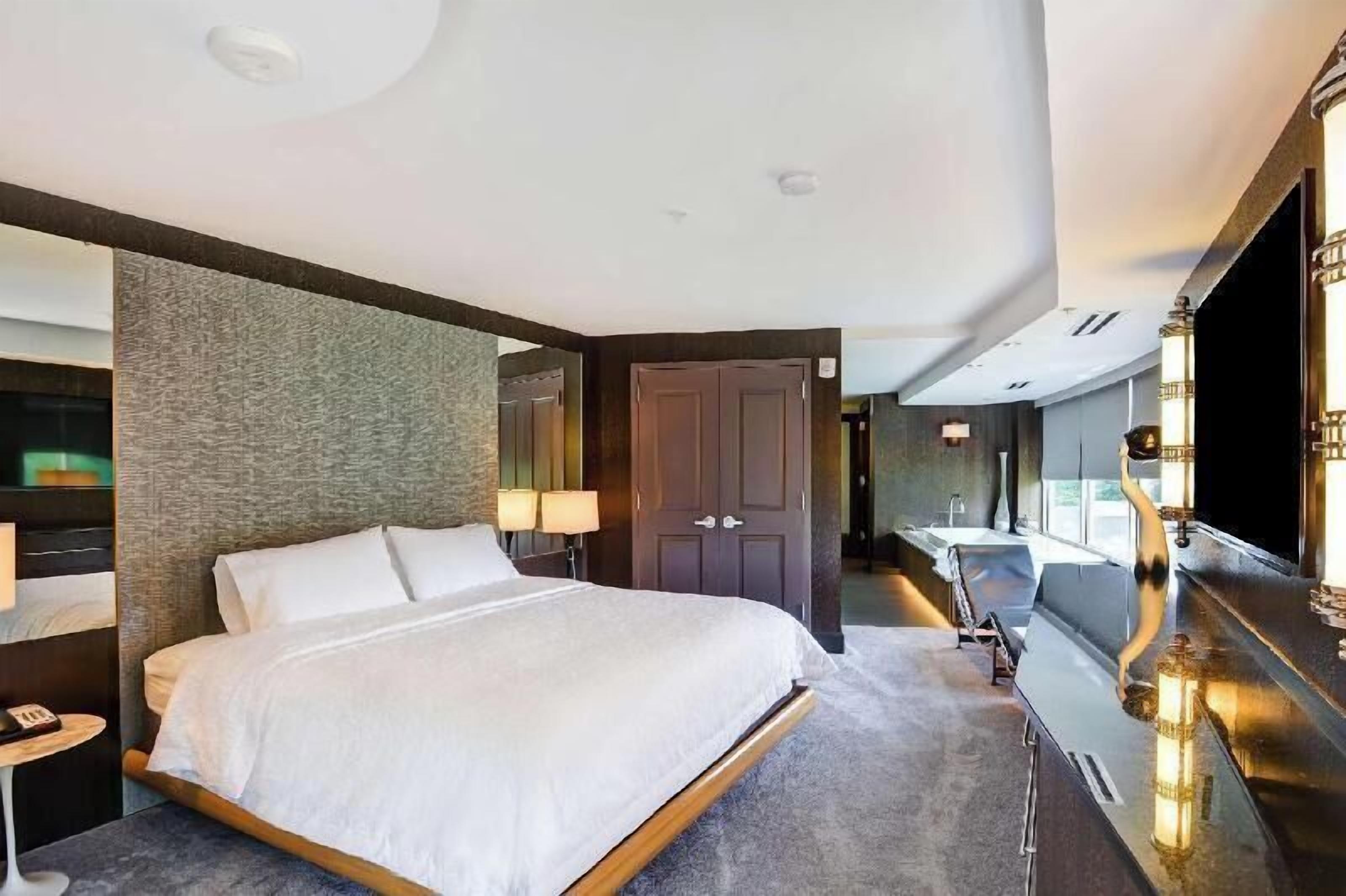 Meja kerja, ruang kerja ramah laptop, dan setrika/meja setrika