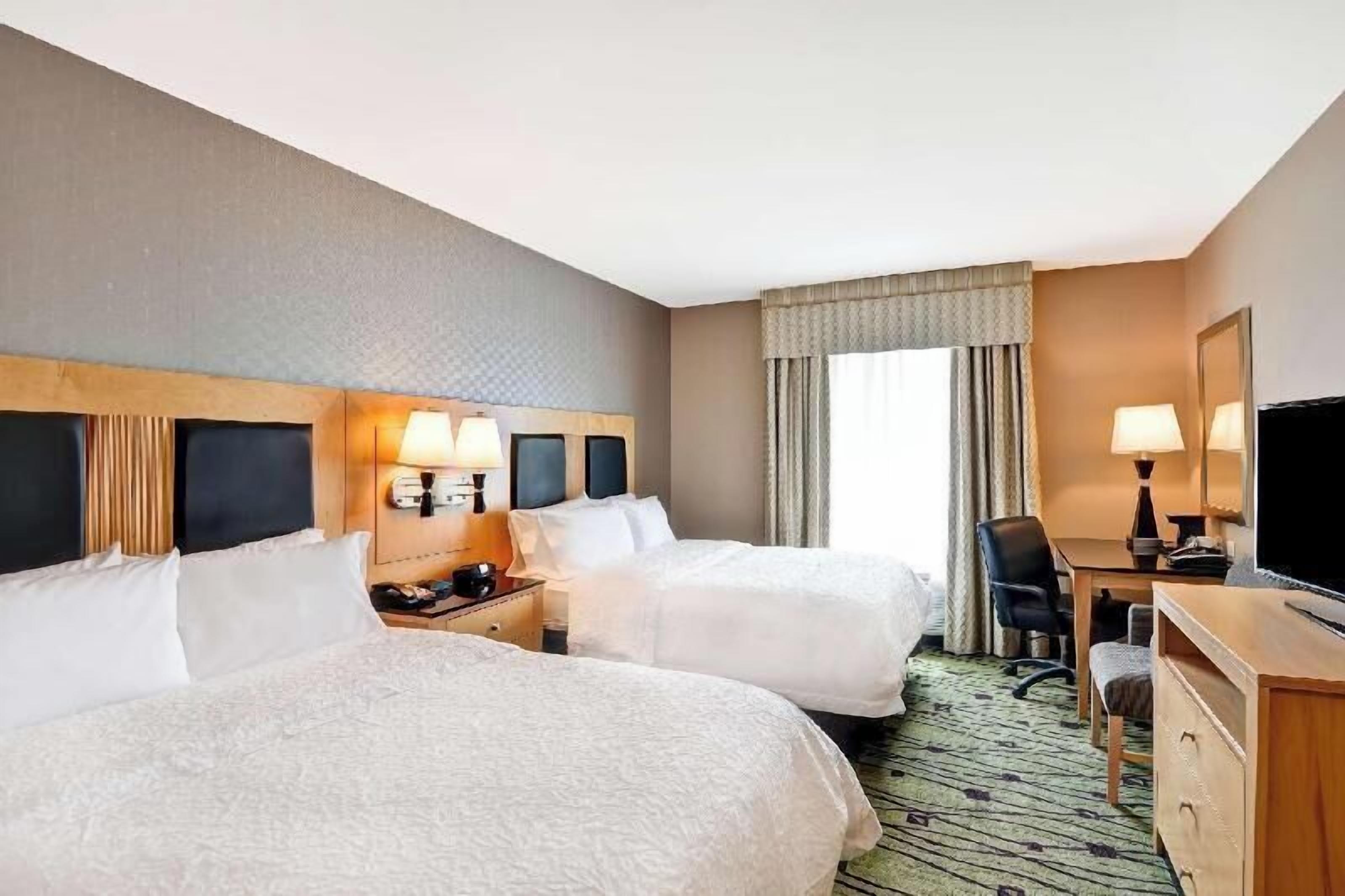 Meja kerja, ruang kerja ramah laptop, dan setrika/meja setrika