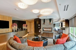 Executive Suite, 1 King Bed, Non Smoking | Living area | 40-inch TV with cable channels, pay films