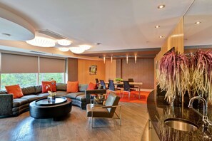 Executive Suite, 1 King Bed, Non Smoking | Living area | 40-inch TV with cable channels, pay movies